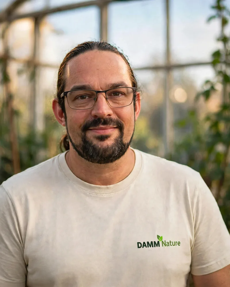 Cédric, artisan jardinier de DAMM Nature, photographié dans sa serre